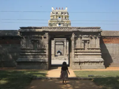 சோழர் கால இரட்டை கற்கோயில்கள்   ஆண்டுக்கு இருமுறை மட்டுமே சூரிய ஒளி விழும் அதிசயம்     வேலூரில் இப்படி ஒரு கோவிலா 