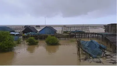 கொல்கத்தாவை புரட்டி போட்ட டானா புயல்   கனமழையால் நீரில் மூழ்கிய வீடுகள்      இரண்டு நாட்கள் ரெட் அலர்ட்