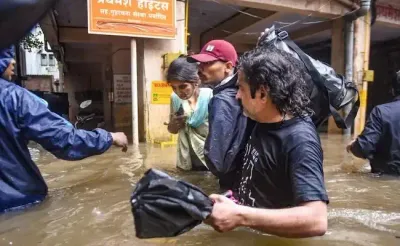 மும்பைக்கு ரெட் அலெர்ட்   கனமழையால் 6 பேர் பலி   பள்ளி  கல்லூரிகளுக்கு விடுமுறை  