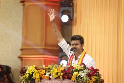 சினிமாவில் விஜய் வாங்கும் சம்பளத்தில் பாதி கருப்பு பணம் தான்     அதிகாரத்தில் இருந்தவர்களிடம் மண்டியிட்டது ஏன்   