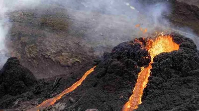 இந்தோனேசியா எரிமலை வெடிப்பு     9 800 அடி உயரம்    11 பேர் உயிரிழப்பு    
