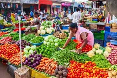 கிடு கிடுவென குறைந்த காய்கறி விலை   கோயம்பேட்டில் ஒரு கிலோ தக்காளி வெங்காயம் விலை இவ்வளவுதானா  