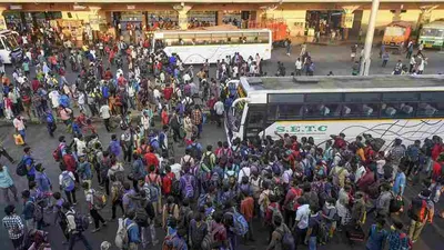 செம குஷி     இன்று முதல் 4 நாட்களுக்கு தொடர் விடுமுறை     சொந்த ஊருக்கு படையெடுக்கும் மக்கள்     திக்குமுக்காடும் சென்னை    