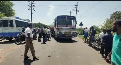 பைக் மீது டேங்கர் லாரி மோதி ஒரே வாகனத்தில் சென்ற 4 பேர் பலி     நெல்லையில் சோகம்    