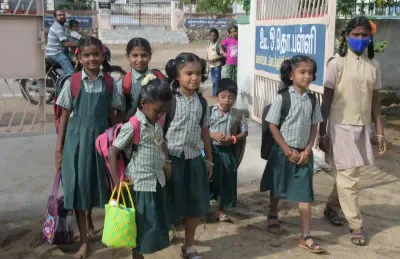 இலவச கல்வி    கட்டணம் வசூலிக்கும் பள்ளிகள் மீது  அரசு நடவடிக்கை   