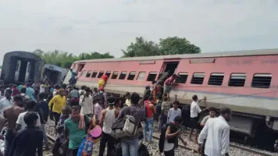 12 ரயில் பெட்டிகள் தடம் புரண்டு விபத்து     பயணிகளின் நிலை    உத்தரப்பிரதேசத்தில் அதிர்ச்சி    