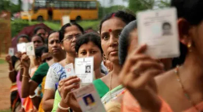 நோட்    தமிழகம் முழுவதும் 4 நாட்கள் நடைபெறும் வாக்காளர் பட்டியல் திருத்த முகாம்     முழு விவரம்