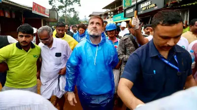 wayanad landslides   காங்கிரஸ் சார்பில் 100 வீடுகள் கட்டித்தரப்படும்       ராகுல் காந்தி உறுதி