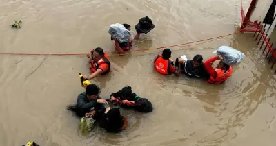 வெள்ளம் நிலச்சரிவால் நிலைகுலைந்த பிலிப்பைன்ஸ்    கொத்து கொத்தாக சடலங்கள்   130 ஐ தாண்டிய உயிரிழப்பு    