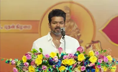 விஜய்யின் தவெக கட்சிக் கொடியில் இடம்பெறும் வாசகம்     என்ன தெரியுமா   