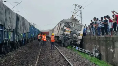 அதிகாலையிலேயே அதிர்ச்சி   ஹவுரா ரயில் தடம் புரண்டு விபத்து   18 பெட்டிகள்   60 பேர் காயம்   ஒருவர் பலி  