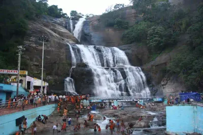 குற்றாலம் அருவியில் திடீரென்று விழுந்த கற்கள்     பீதியில் அலறிய சுற்றுலா பயணிகள்    