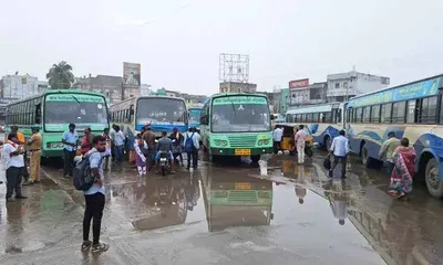 பஸ் ஸ்டிரைக்கால் ஸ்தம்பிக்கும் தென் மாவட்டங்கள்     எங்கும் செல்ல முடியாமல் மக்கள் தவிப்பு    